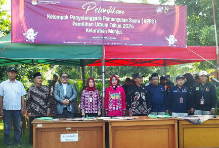 Pelantikan 560 anggota kelompok penyelenggara pemungutan suara (KPPS) Kelurahan Munjul, Cipayung, Jaktim.