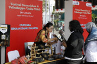 Pengunjung Festival mengunjungi salah satu stand.