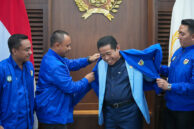 Pemberian sekaligus mengenakan jaket KNPI kepada Ketua DPRD DKI Jakarta Khoirudin