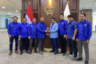 Pemberian Cinderamata dan foto bersama