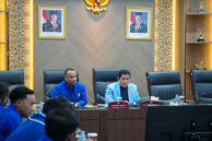 Ketua DPRD DKI Jakarta Khoirudin (Kanan) menerima sekaligus memimpin audiensi pengurus KNPI DKI Jakarta