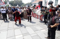 Tamu VVIP disambut dengan atraksi Palang Pintu.