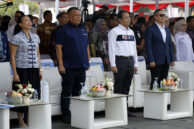 Peserta acara bersama tamu VVIP menyanyikan lagu Indonesia Raya.