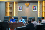 Ketua DPRD DKI Jakarta Khoirudin (kanan) memulai diskusi