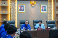 Bendahara Umum DPD KNPI Jakarta Ahmad Wibi Wibawanto (kiri) memberikan keterangan