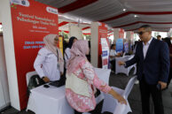 Wakil Ketua DPRD DKI Jakarta, Wibi Andrino kepada salah satu pengunjung.