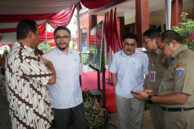 Momen Ketua Komisi A DPRD Provinsi DKI Jakarta, Inggard Joshua bersama Anggota Komisi A, William Aditya Sarana berbincang dengan jajaran Eksekutif.