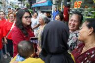 Wakil Ketua DPRD Provinsi DKI Jakarta, Ima Mahdiah menyapa dan berbincang dengan warga terdampak kebakaran di Gang Langgar, Kecamatan Tamansari, Jakarta Barat.