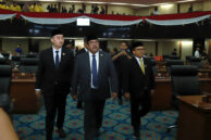 Wakil Ketua DPRD Provinsi DKI Jakarta Wibi Andrino bersama Basri Baco serta Wakil Gubernur Provinsi DKI Jakarta Rano Karno tiba di Ruang Rapat Paripurna.