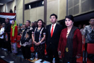 Momen keluarga Anggota PAW DPRD Provinsi DKI Jakarta Gani Suwondo mengikuti rangkaian Rapat Paripurna.