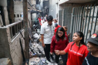 Wakil Ketua DPRD Provinsi DKI Jakarta, Ima Mahdiah meninjau lokasi pasca kebakaran di Gang Langgar, Kecamatan Tamansari, Jakarta Barat.