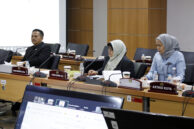 Anggota Pansus Penyelenggara Pendidikan mengikuti jalannya rapat.