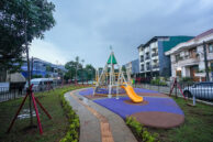 Salah satu fasilitas penunjang berupa children playground yang terdapat di tengah area taman