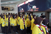 Momen Siswi SMPN 167 mengelilingi Gedung DPRD Provinsi DKI Jakarta.