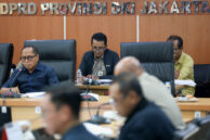 Kepala Subbagian Produk Hukum dan Pengkajian Sekretariat DPRD Provinsi DKI Jakarta, Nur Achmad membacakan rancangan peraturan daerah Jaringan Utilitas (Jarut).