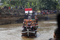 Perahu dengan disain unik seperti bajak laut.