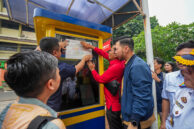 Penyegelan portal (gate) parkir Apartemen Menara Cawang