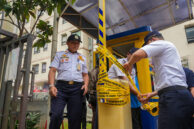 Momen UP Perparkiran Dishub DKI Jakarta melakukan penyegelan portal (gate) Apartemen Menara Cawang
