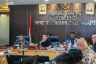 Ketua Komisi C Dimaz Raditya (tengah) memimpin rapat
