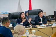 Ketua Pansus Kawasan Tanpa Rokok Farah Savira (kiri) memimpin rapat