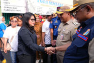 Tiba dilokasi kebakaran Wakil Ketua DPRD DKI Jakarta Ima Mahdia disambut Walikota Jakarta Barat Uus Kuswanto.