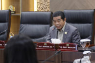 Ketua DPRD DKI Jakarta Khoirudin memulai pembahasan.