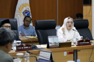 Wakil Ketua Pansus Penyelenggaraan Pendidikan, Elva Farhi Qolbina memberikan tanggapan.