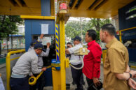 Pansus Perparkiran bersama UP Perparkiran Dishub DKI Jakarta melakukan penyegelan portal (gate) parkir ruko Graha Mas Pemuda