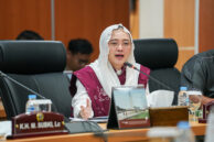 Wakil Ketua Pansus Penyelenggaraan Pendidikan Elva Farhi Qolbina memberikan masukan