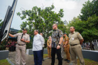 Anggota Komisi C Hadiyanto Kenneth menyimak penjelasan Kepala Dinas Pertamanan dan Kehutanan, Fajar Sauri memberikan penjelasan tentang infografis pembangunan Taman Bugar