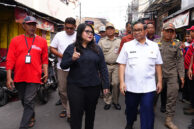 Wakil Ketua DPRD DKI Jakarta Ima Mahdiah bersama Gubernur DKI Jakarta Pramono Anung menuju tenda pengungsian.