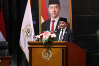 Sekretaris DPRD DKI Jakarta Augustinus menyampaikan surat keputusan Kemendagri.