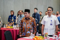 Momen Ketua DPRD DKI Jakarta Khoirudin (batik coklat) menyanyikan lagu Kebangsaan Indonesia Raya