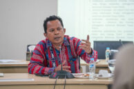 Anggota Pansus Kawasan Tanpa Rokok August Hamonangan memberikan masukan