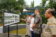 Anggota Komisi C Hadiyanto Kenneth menyimak penjelasan Kepala Dinas Pertamanan dan Kehutanan, Fajar Sauri memberikan penjelasan tentang infografis pembangunan Taman Bugar