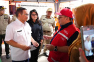 Gubernur DKI Jakarta Pramono Anung didampingi Wakil Ketua DPRD DKI Jakarta Ima Mahdiah berbincang dengan perwakilan PMI DKI Jakarta.