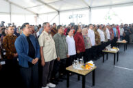 Suasana menyanyikan lagu Indonesia Raya.