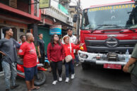 Wakil Ketua DPRD Provinsi DKI Jakarta, Ima Mahdiah meninjau lokasi pasca kebakaran di Gang Langgar, Kecamatan Tamansari, Jakarta Barat..
