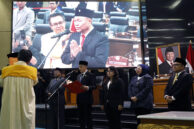Momen Wakil Ketua DPRD Provinsi DKI Jakarta Wibi Andrino memimpin Pengucapan Sumpah/Janji PAW Gani Suwondo.