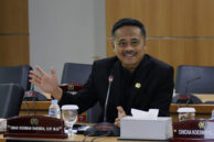 Anggota Pansus Penyelenggara Pendidikan, Oman Rohman Rakinda memberikan pendapat.