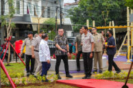 Anggota Komisi C Hadiyanto Kenneth membersamai Gubernur DKI Jakarta Pramono Anung menuju lokasi penanaman pohon