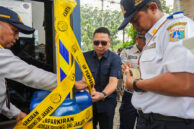 Anggota Pansus Perparkiran Raden Gusti Arief Yulifard melakukan penyegelan portal (gate) parkir ruko Graha Mas Pemuda