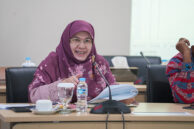 Anggota Pansus Kawasan Tanpa Rokok Zahrina Nurbaiti memberikan tanggapan