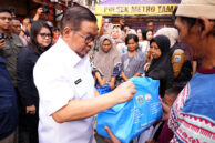 Gubernur DKI Jakarta Pramono Anung menyerahkan bantuan kepada korban kebakaran.
