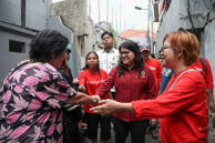 Wakil Ketua DPRD Provinsi DKI Jakarta, Ima Mahdiah menyapa dan berbincang dengan warga terdampak kebakaran di Gang Langgar, Kecamatan Tamansari, Jakarta Barat.