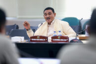 Anggota Komisi A, Mohamad Ongen Sangaji menyampaikan usulan.