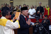 Momen Pengucapan Sumpah/Janji PAW Gani Suwondo.