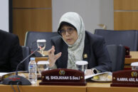 Anggota Pansus Penyelenggara Pendidikan, Sholikhah menyampaikan pendapat.
