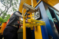 Momen UP Perparkiran Dishub DKI Jakarta melakukan penyegelan portal (gate) parkir ruko Graha Mas Pemuda