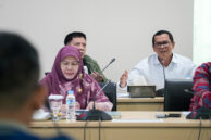 Anggota Pansus Kawasan Tanpa Rokok Yusuf (kanan belakang) memberikan tanggapan